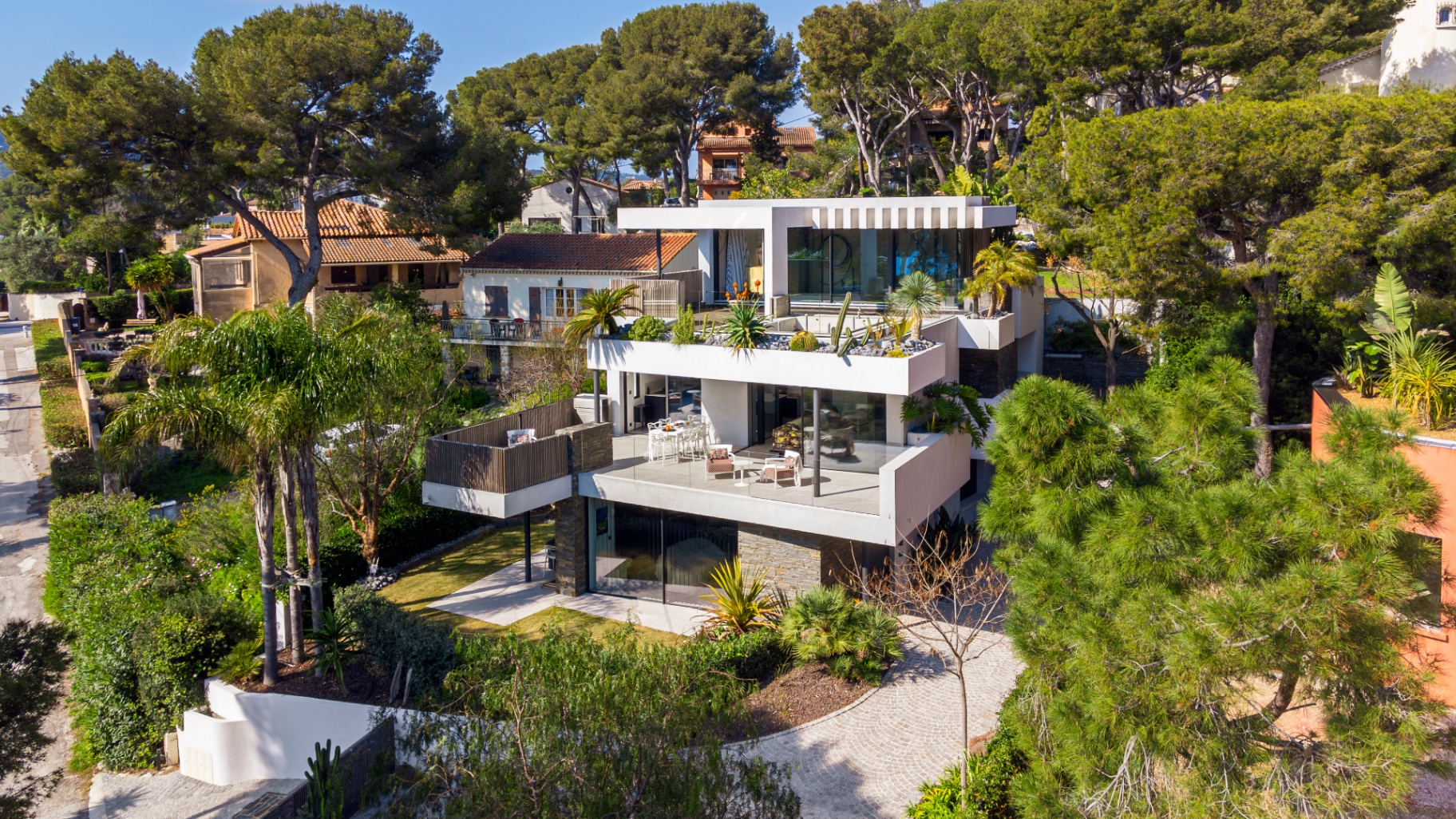 Villa Tokoto — architecture contemporaine sur trois niveaux, trois logements privés