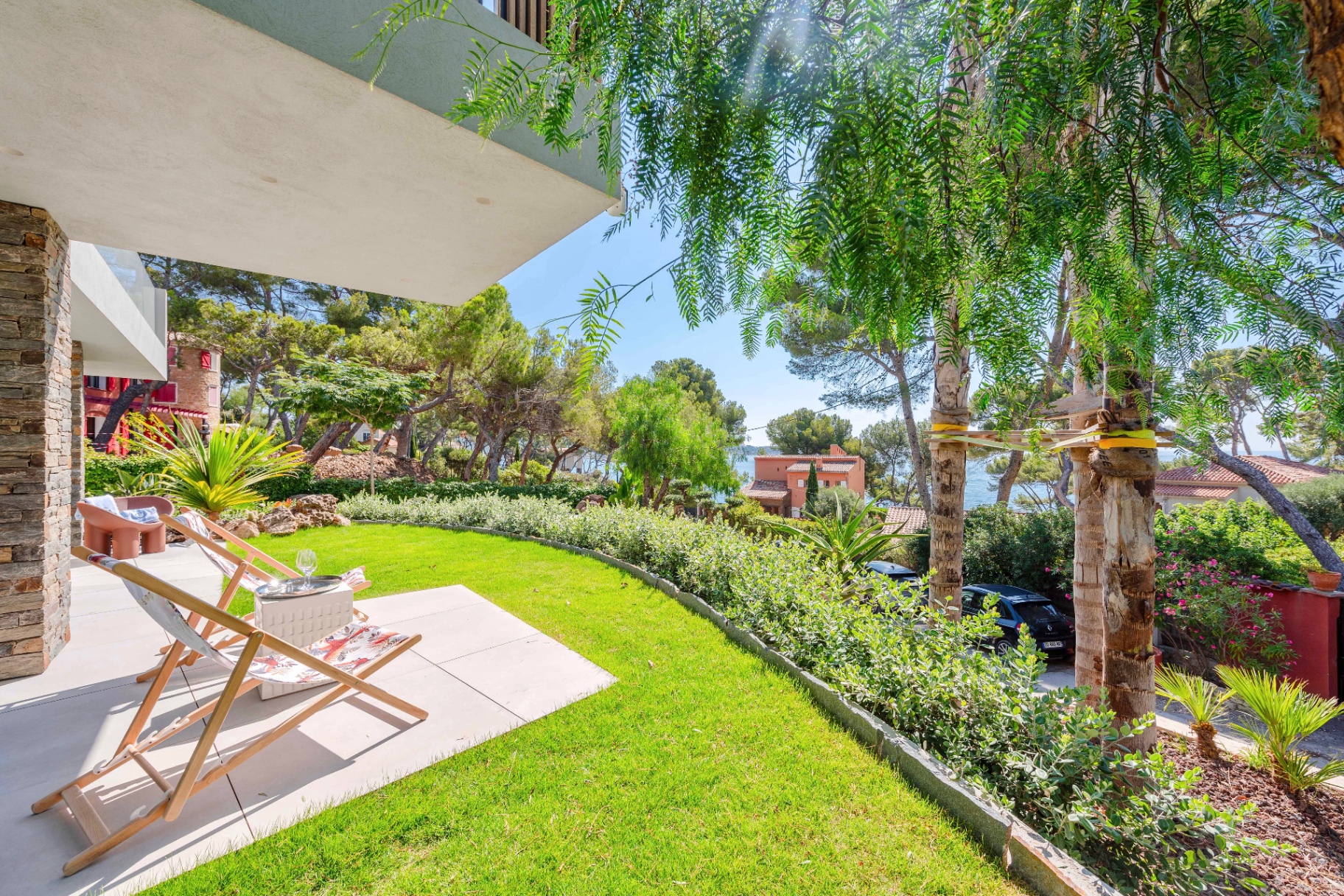 Jardin privatif et transats face à la pinède — villa Tokoto